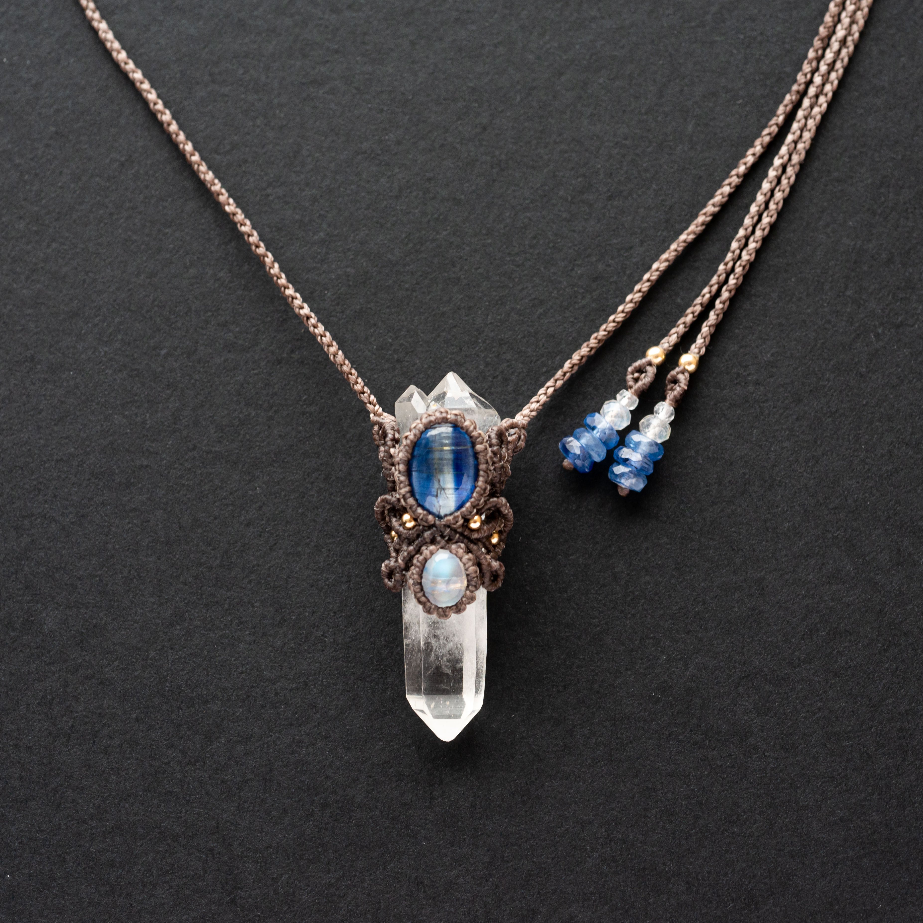 クリスタル+カイヤナイト+ムーンストーンのマクラメ編み 天然石