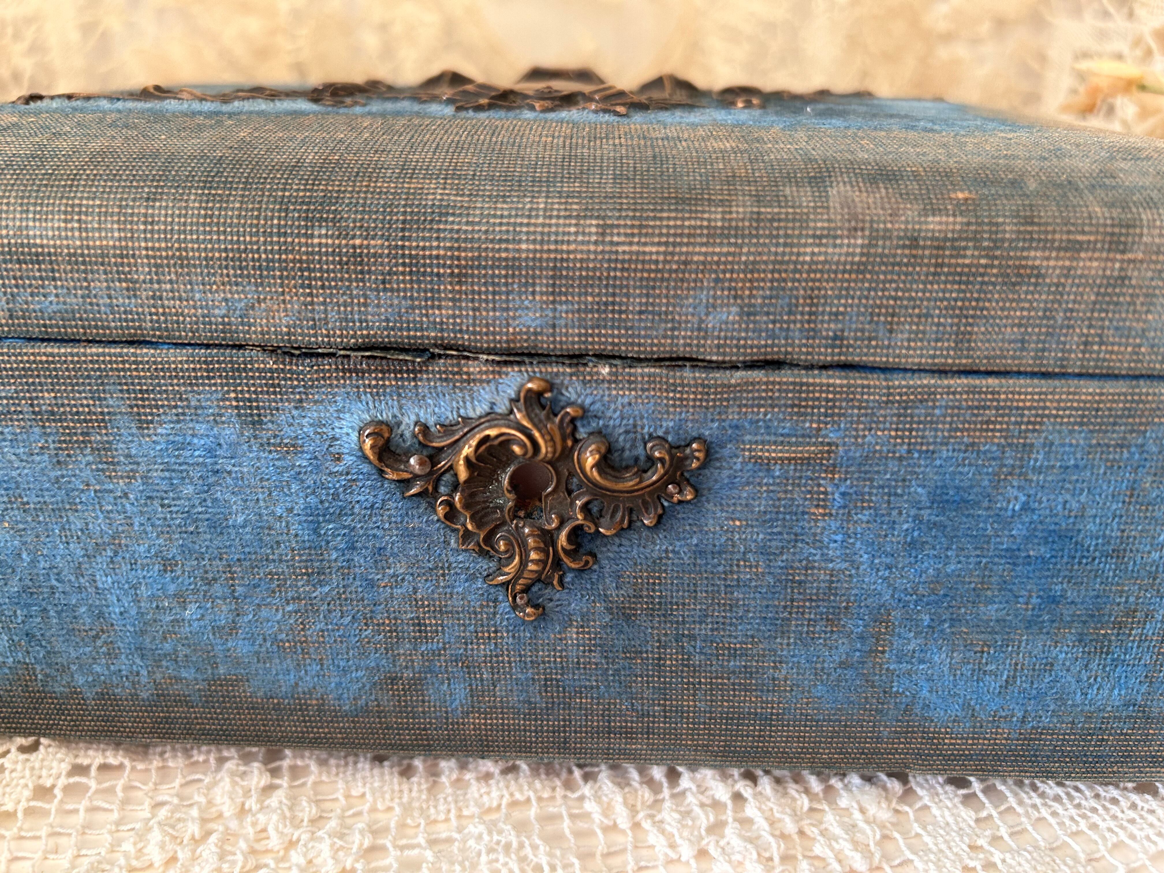 18世紀フランス青色のレース装飾楕円形ボックス 18世紀フランス青色の