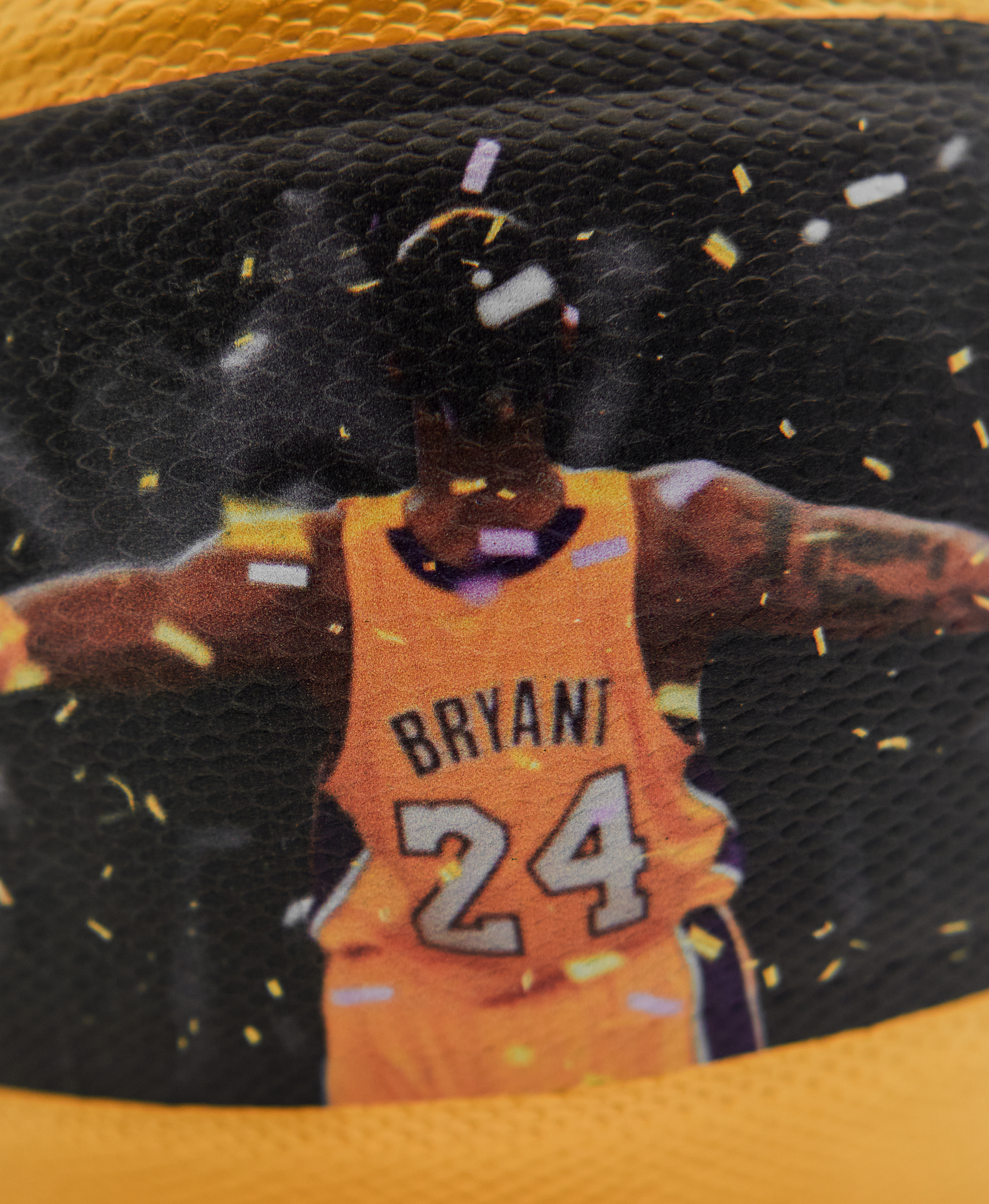 スポルディングが故コービー・ブライアント氏の殿堂入り記念ボールを