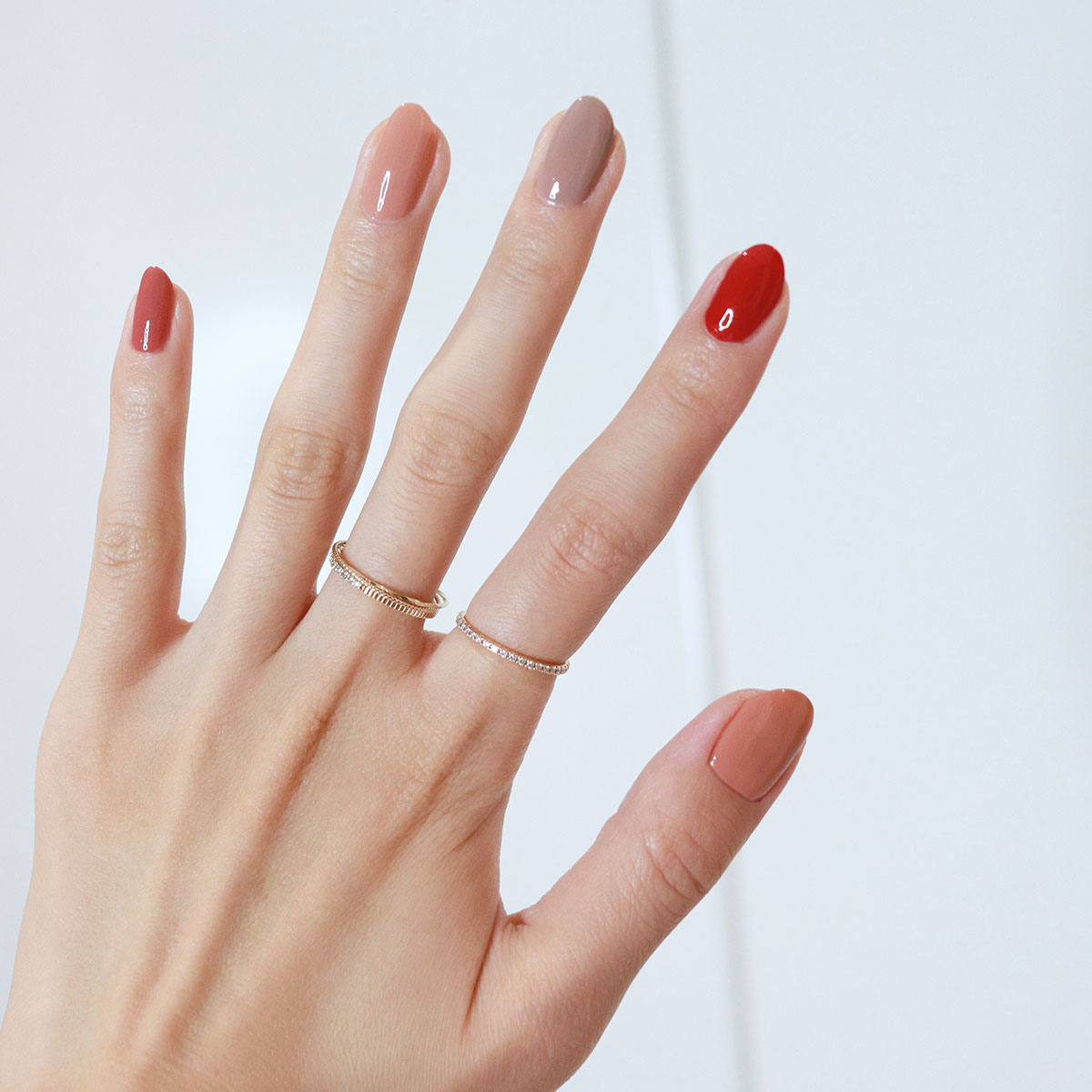 迷ったら5本違うカラーをのせてみる。CHANELで揃えたピンク系ネイル