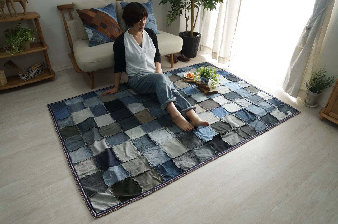 デニムラグで大人カジュアルな空間に【ひと味違う】パッチワークは
