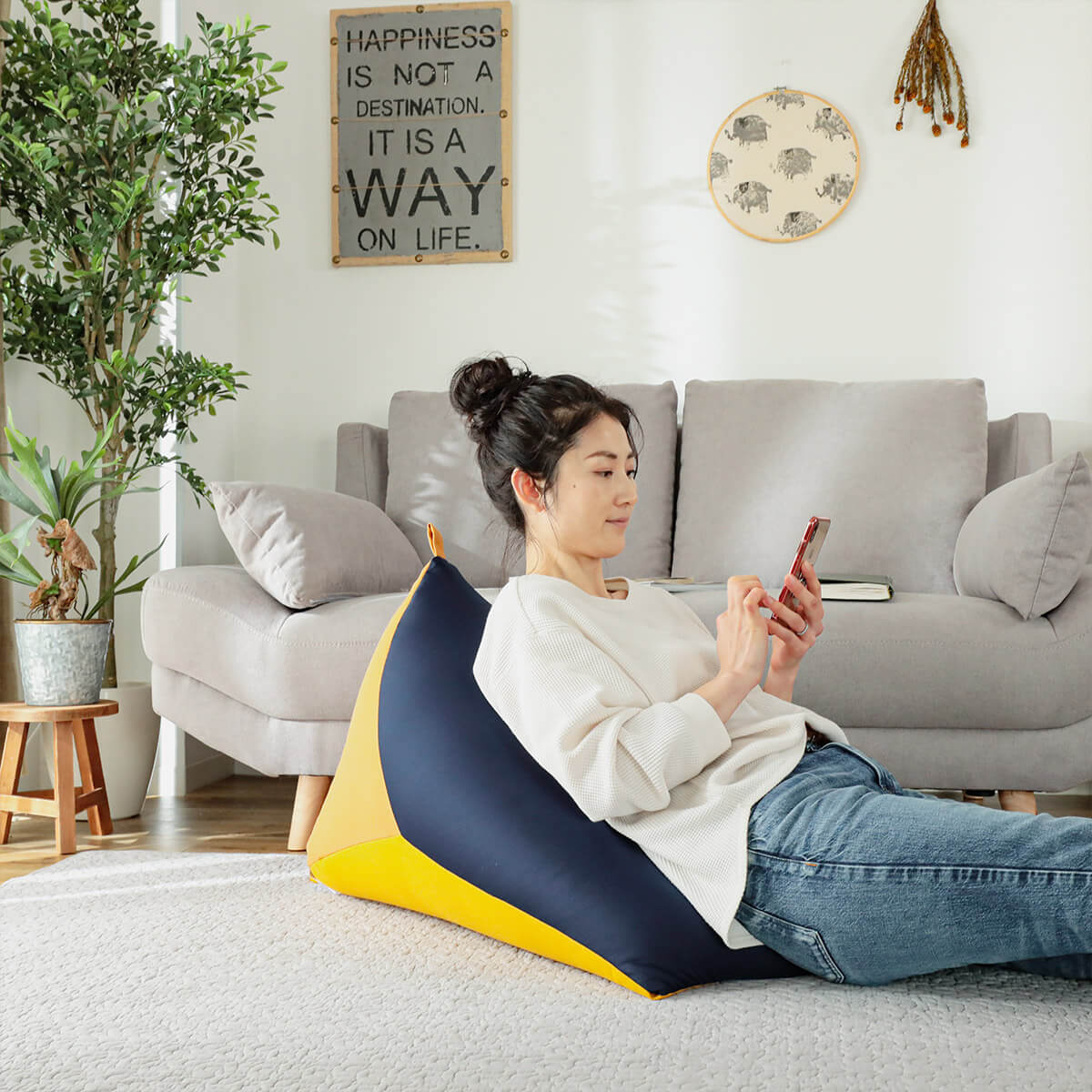 身体にフィットするカラフルなビーズクッション『カラード ネイビー