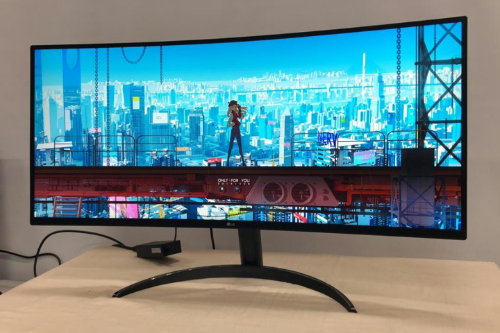 LG、価格据え置きでスタンド強化＆スピーカー搭載の34インチ VA UWQHD