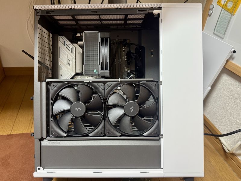 見てくれはいい感じ！Fractal Design North Chalk White PCケース | B