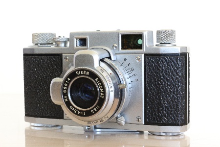 Ricoh 35～シャッターレバーを覆うカバーが印象的なカメラ