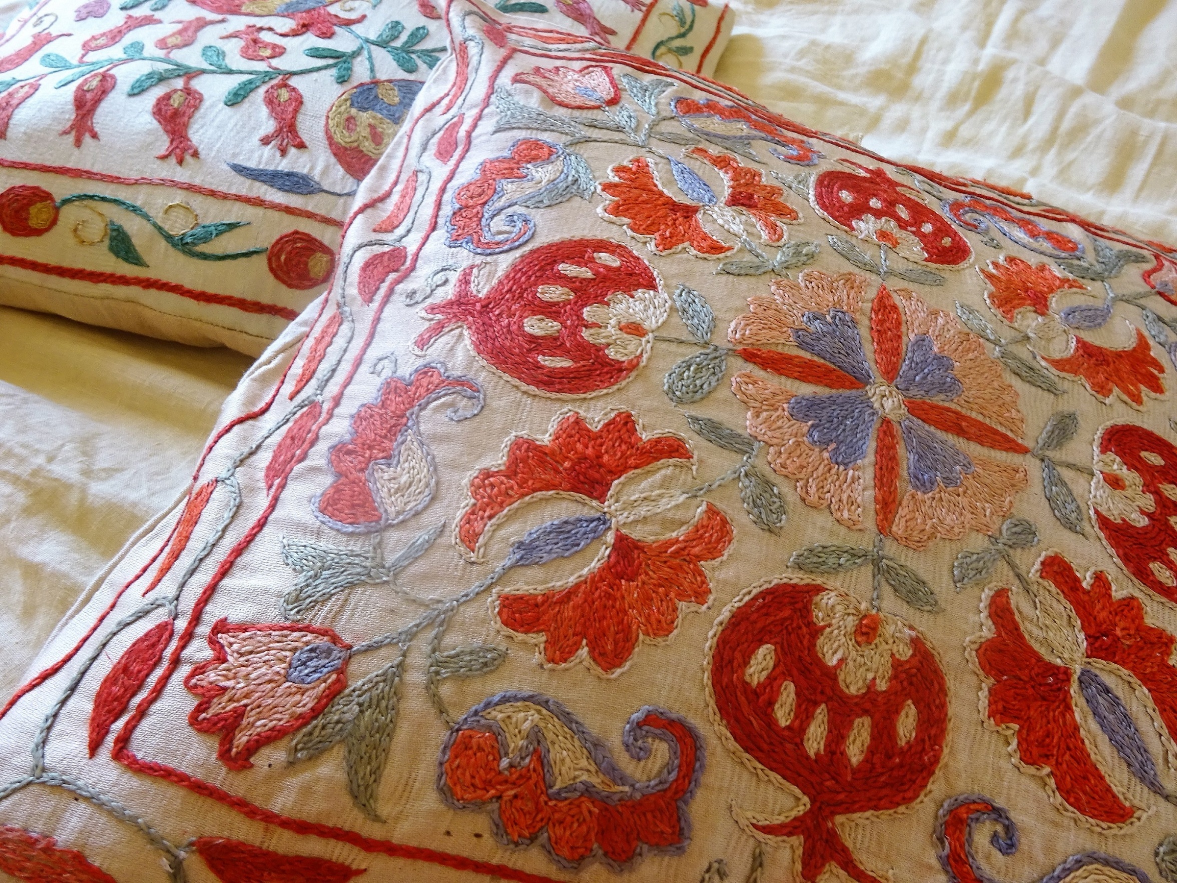 スザニのクッションカバーたち - ウズベキスタン雑貨