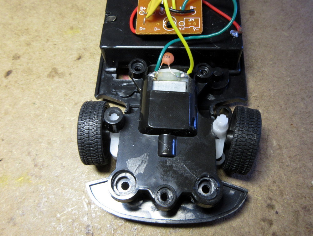 おもちゃ修理、前輪の取れたラジコンカー - ラジオペンチ