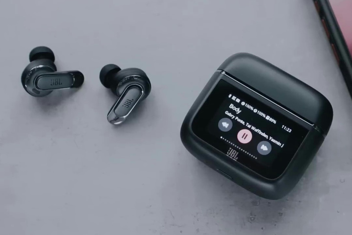 JBL、自身初のハイブリッドドライバーや次世代スマート充電ケースを