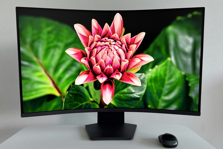 LG、スペック的に少数で割安な31.5インチ VAパネル QHD 1000R 180Hz