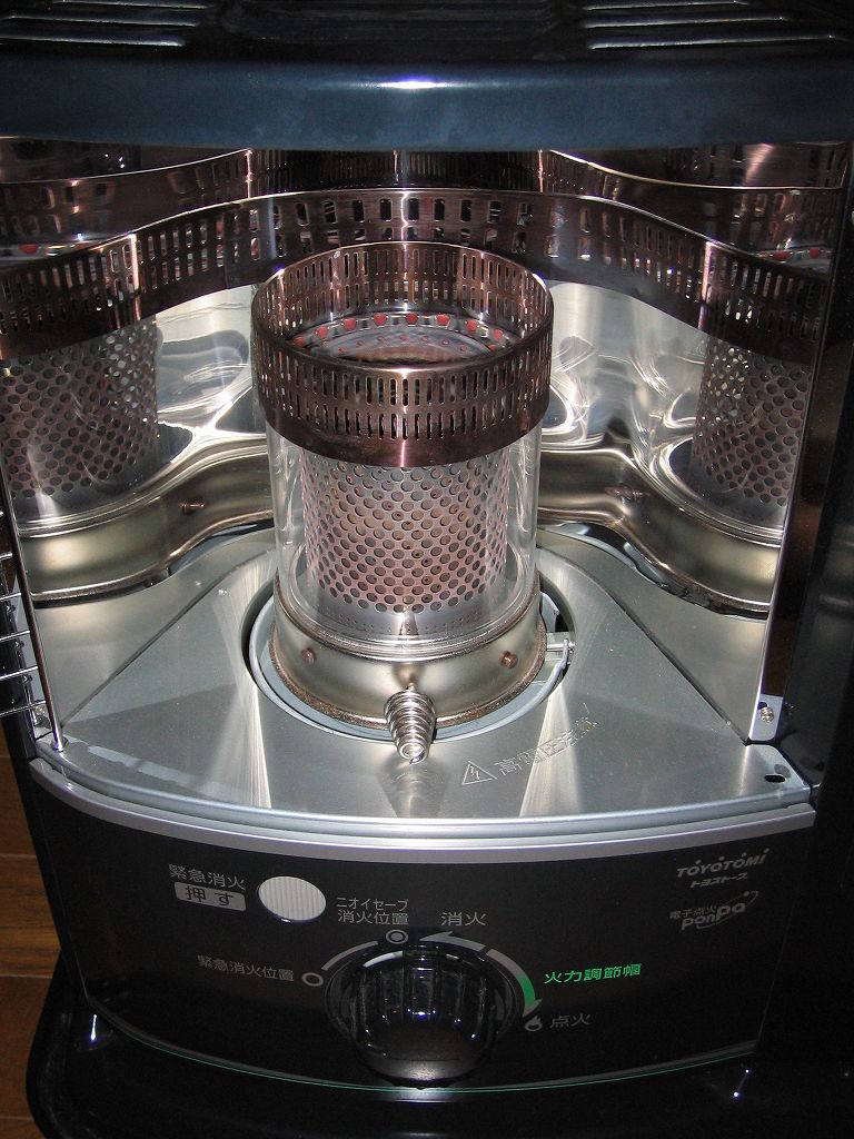 2012年に購入した TOYOTOMI トヨトミ 石油ストーブ RS-S23C(B) を使用