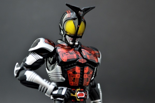 S.H.Figuarts（真骨彫製法） 仮面ライダーダークカブト ライダー