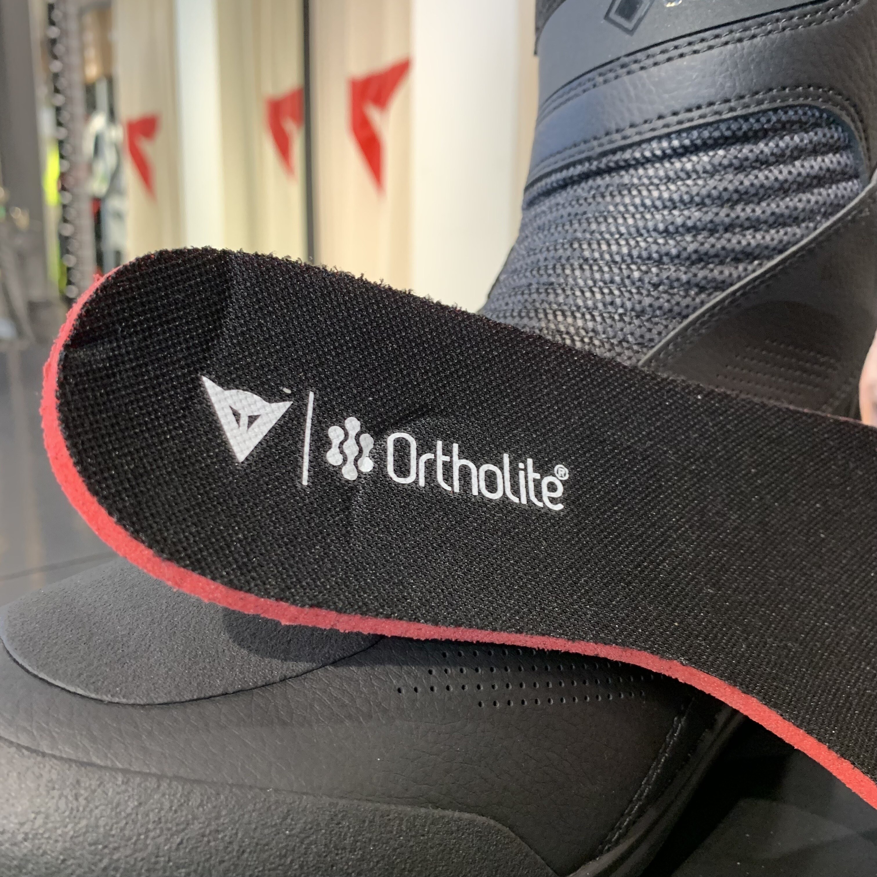 バイクを降りた後も快適に！新作ブーツ