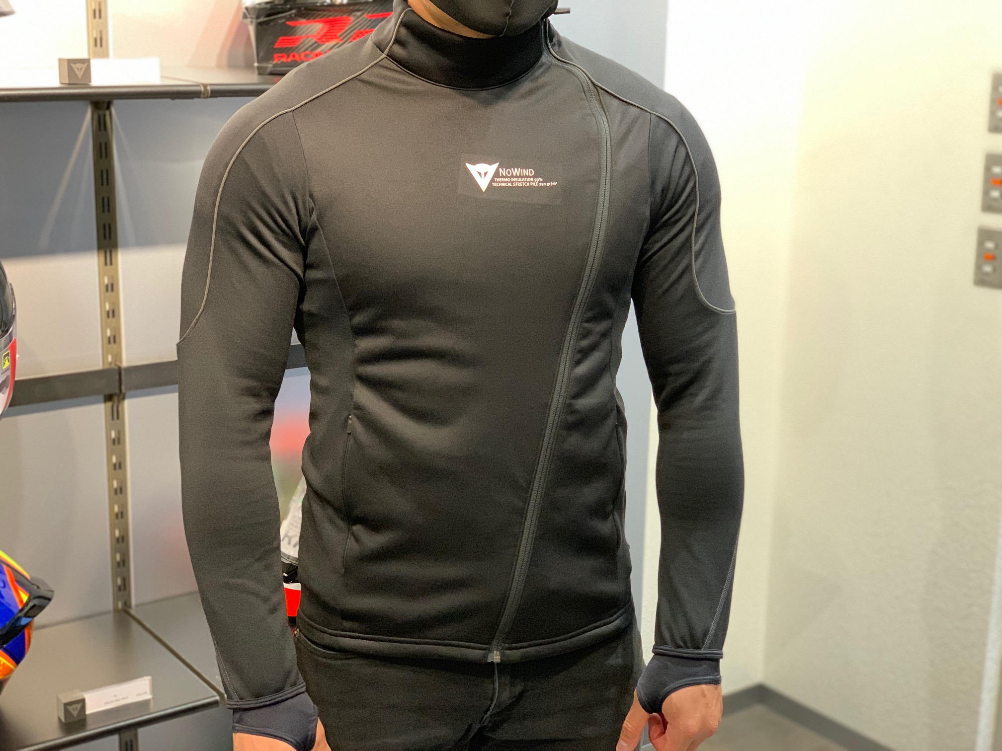 一着で断熱、防風性を備えた大人気のテクニカルインナー【D-MANTLE