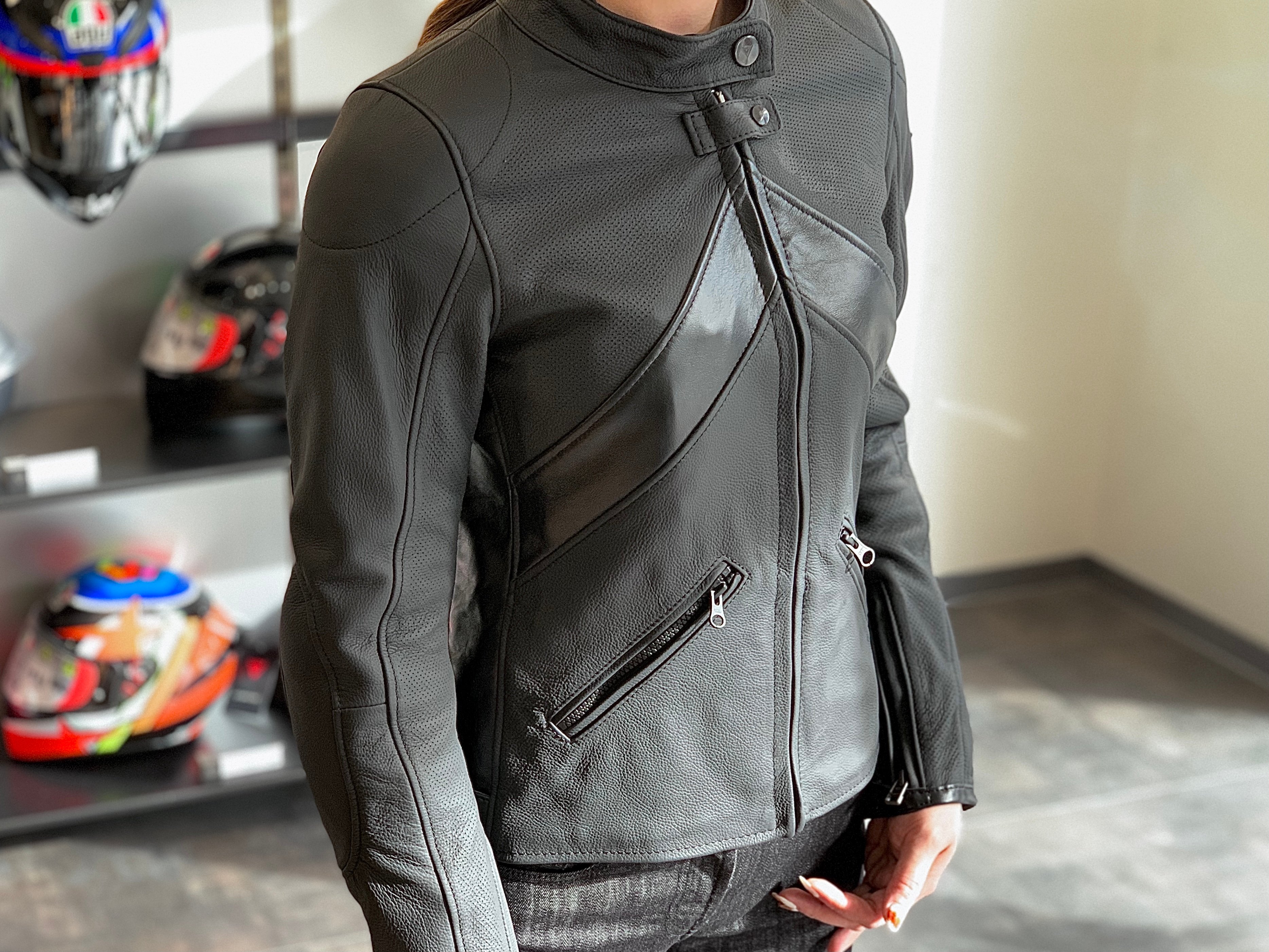 女性ライダーにおすすめのカジュアルレザーコーデとサイズ感のご紹介