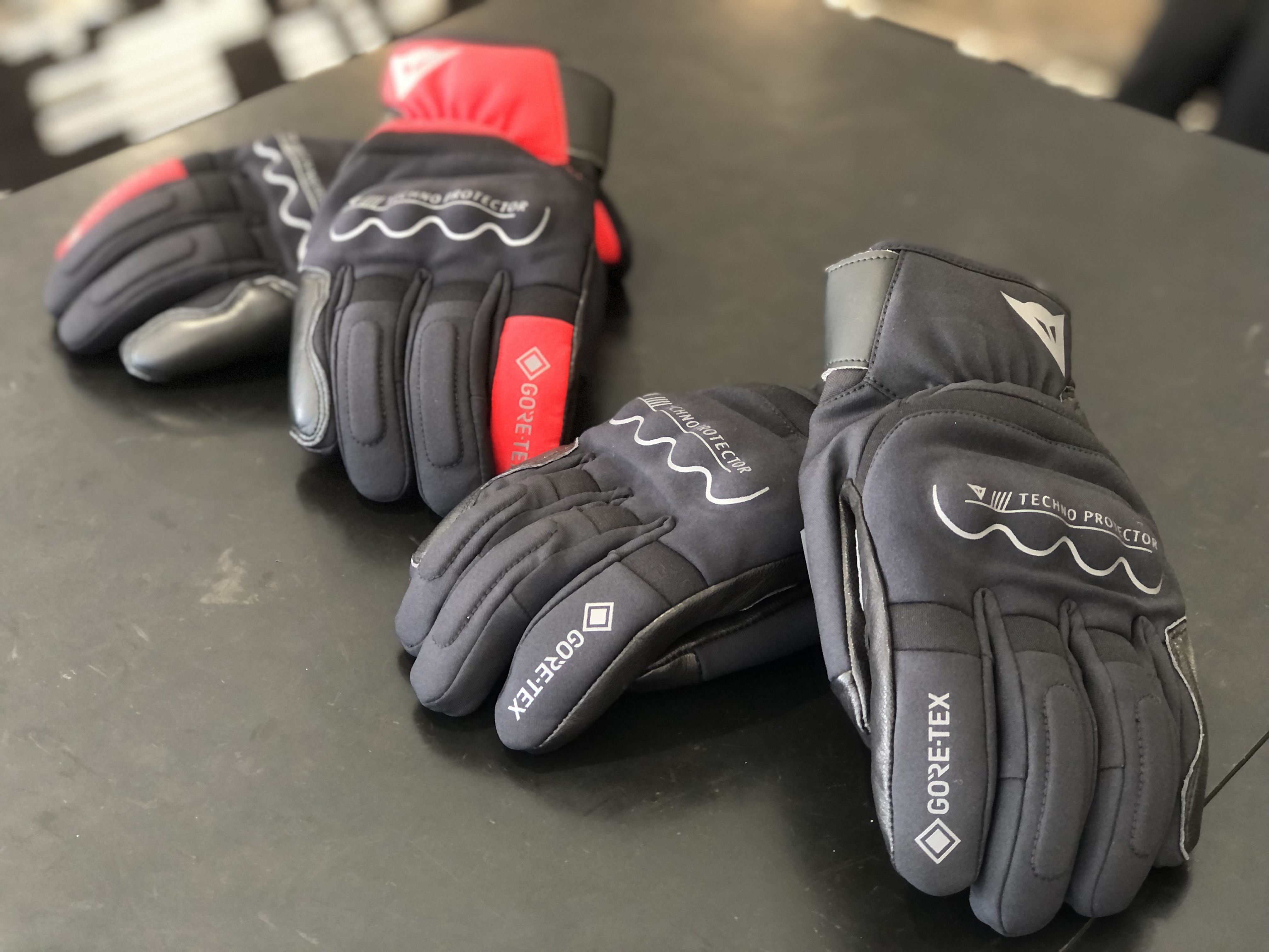 手元の寒さを感じさせない高い保温性を持つGORE-TEX GLOVES