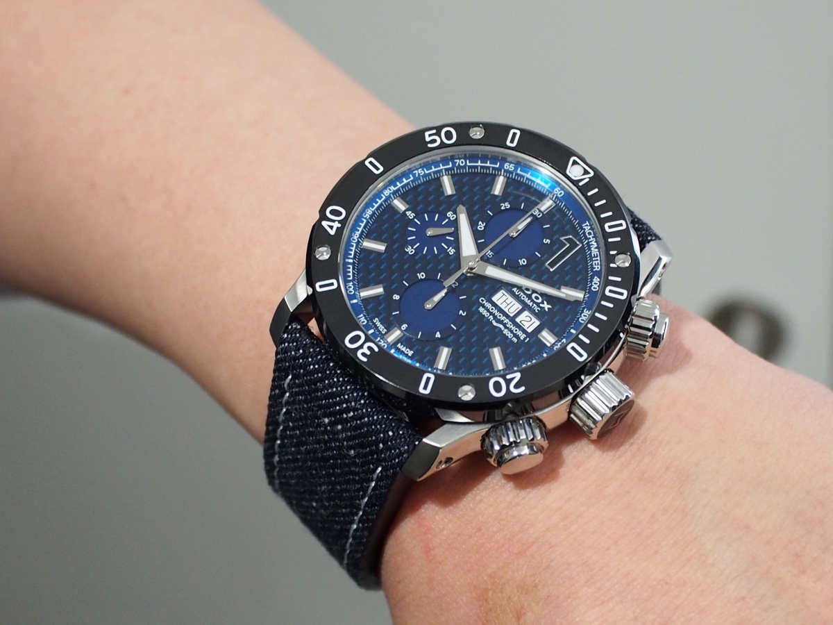 ブルーデニムのストラップがお洒落！「EDOX クロノオフショア1 クロノ