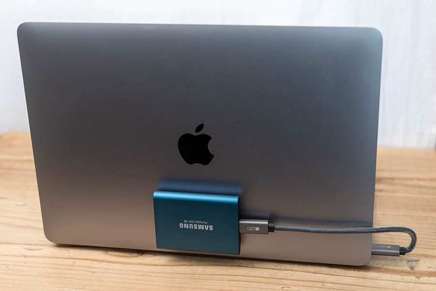 M1 MacBook Airのストレージを簡単に増設する方法！蓋に磁石でくっつく