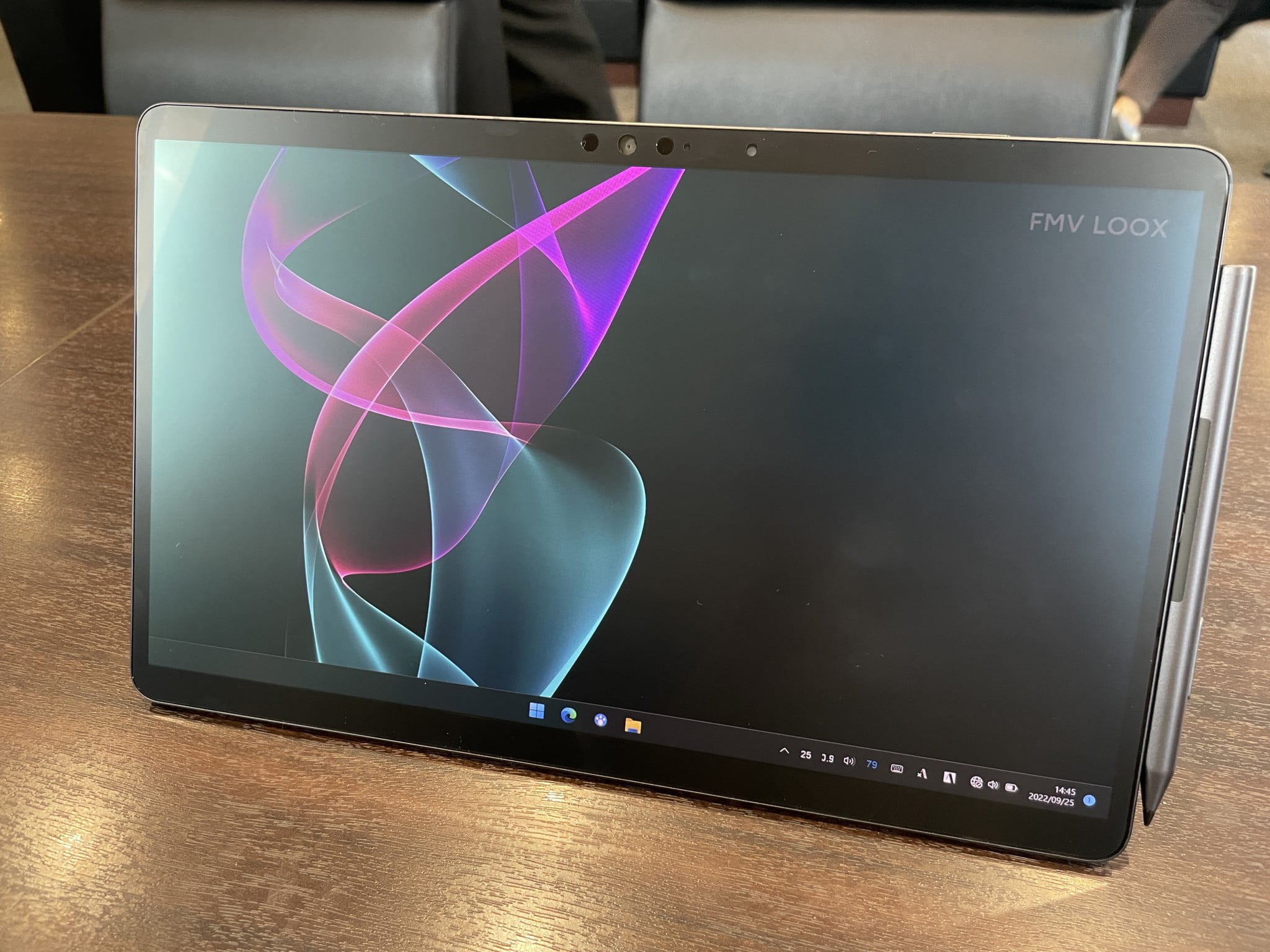 軽くて薄いクリエイティブタブレット、FMV LOOX WL1/G レビュー