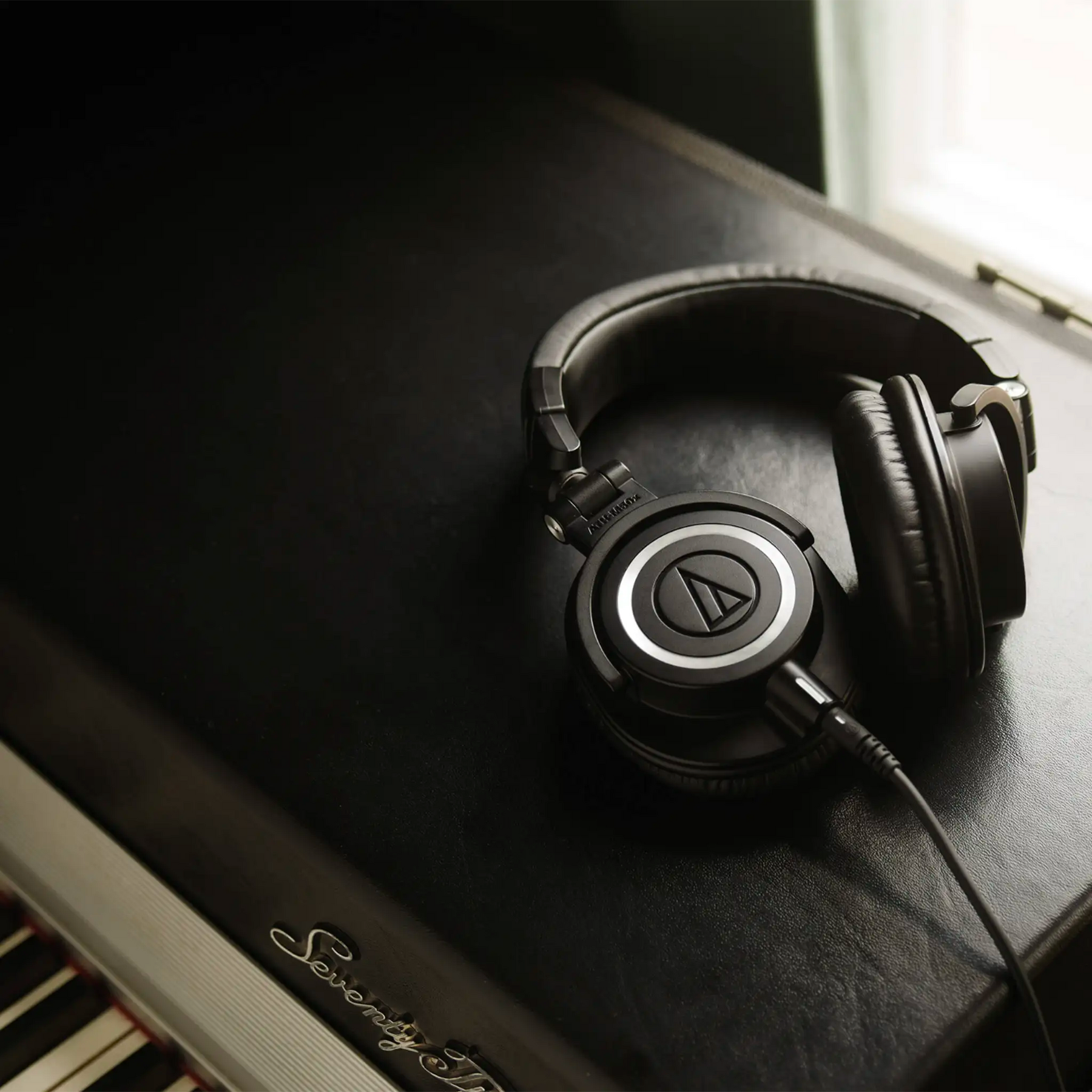 AT-ATH-M50x-lifestyle-