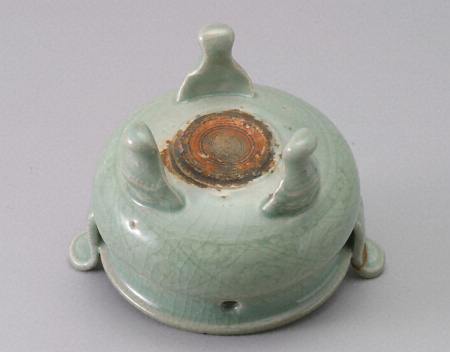 青磁獅子紐三足香炉 文化遺産オンライン