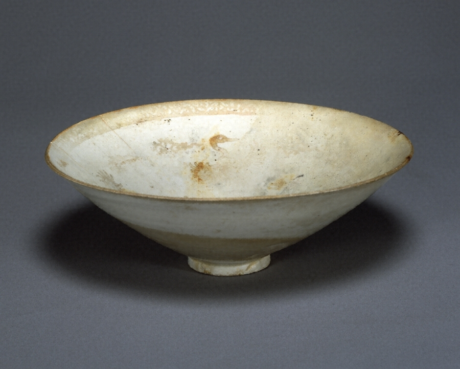 定窯白磁金彩雲鶴唐草文碗 文化遺産オンライン