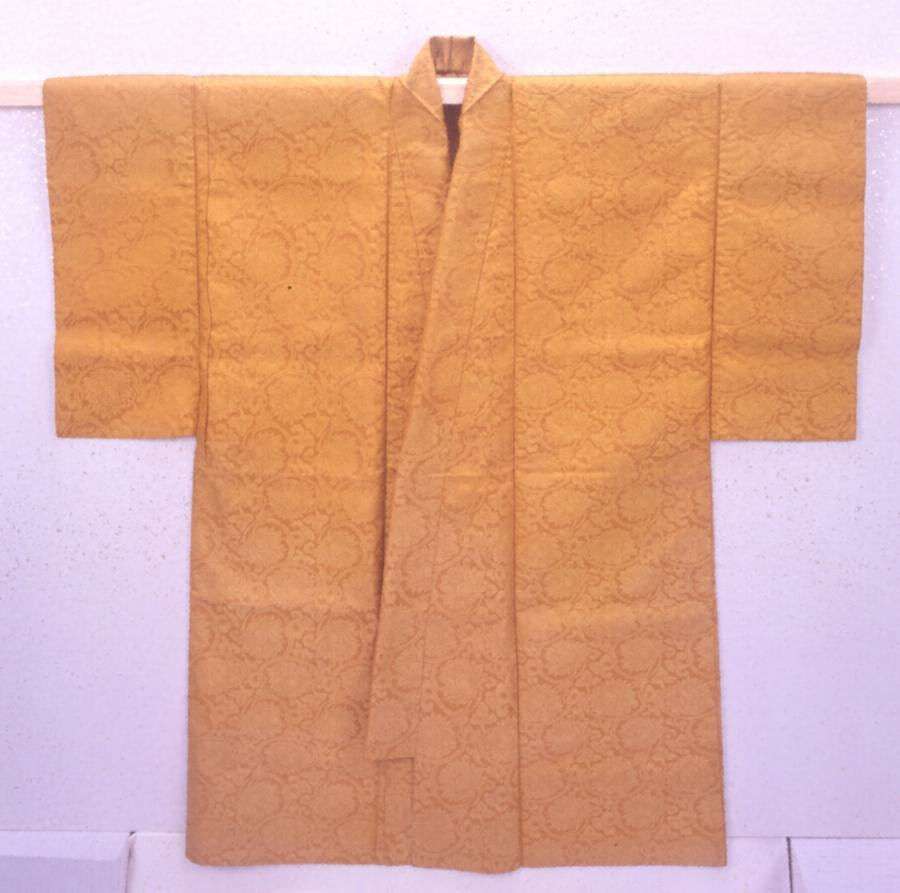 黄地牡丹蓮唐草文緞子胴服 文化遺産オンライン