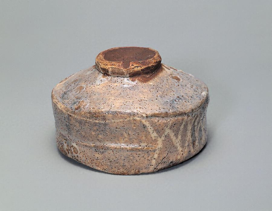 鼠志野亀甲文茶碗（山端） 文化遺産オンライン