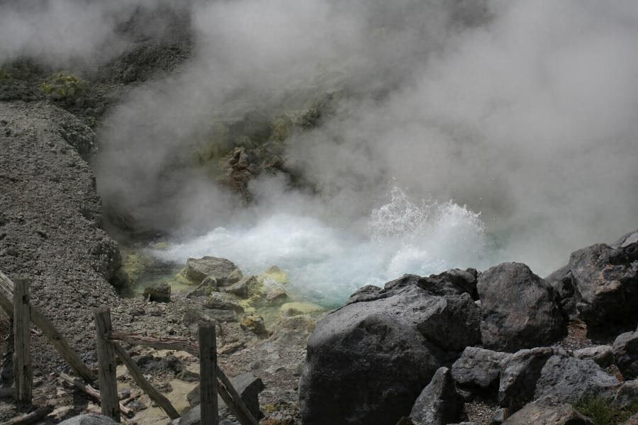 玉川温泉の北投石 文化遺産オンライン