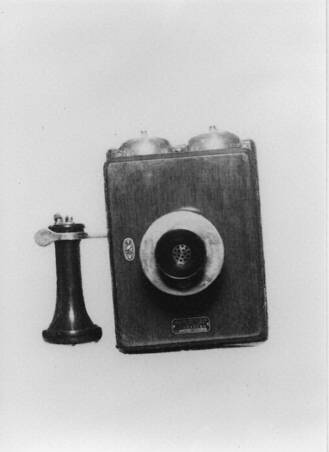 2号共電式壁掛電話機｜その他｜収蔵品のご紹介｜郵政博物館 Postal