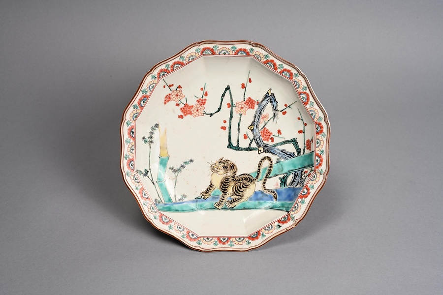色絵梅竹虎文皿輪花皿 文化遺産オンライン