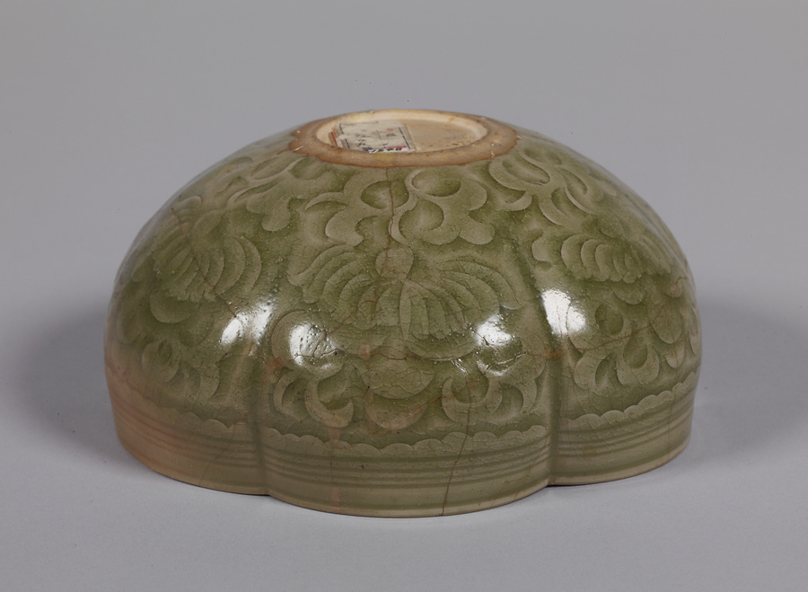 青磁鳳凰唐草文輪花鉢 文化遺産オンライン