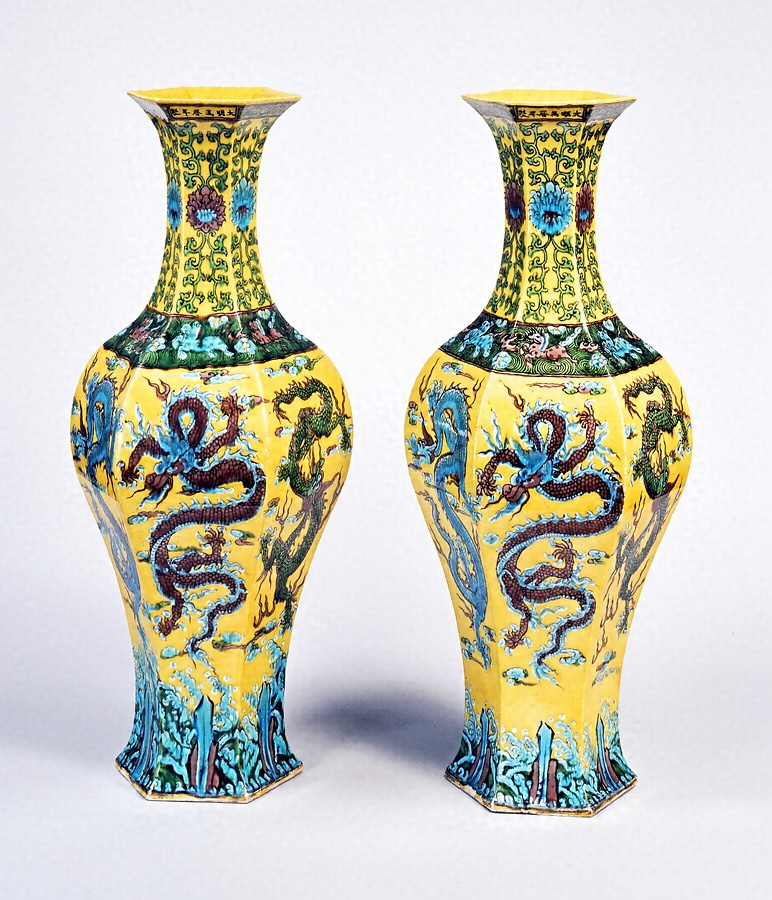 磁製素三彩龍文花瓶 「大明萬暦年製」ノ銘アリ 文化遺産オンライン