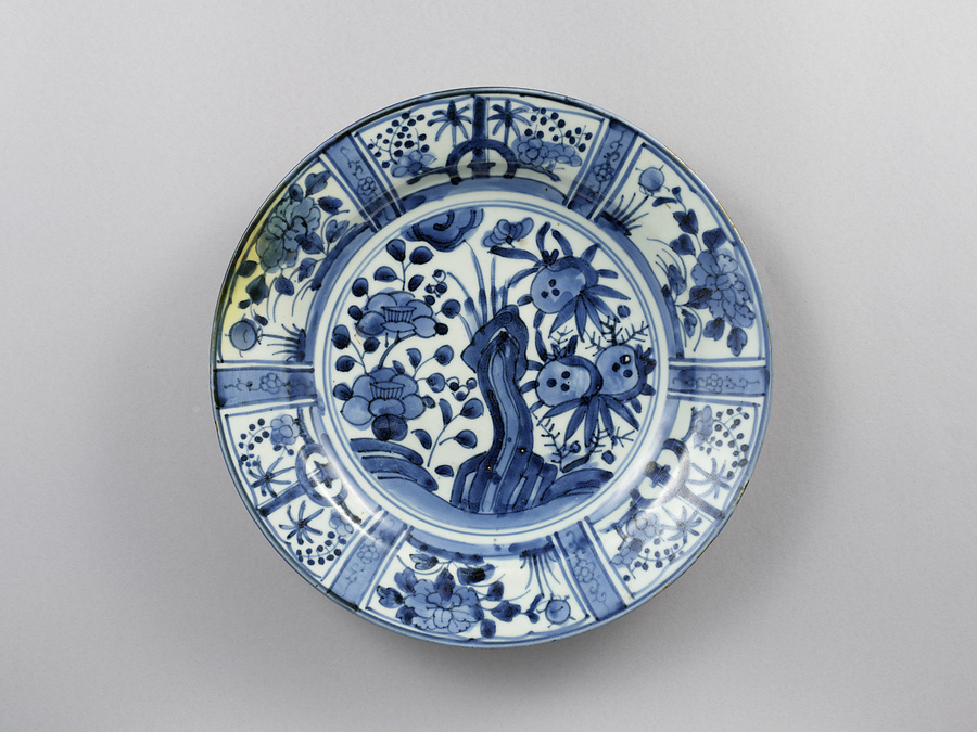 染付芙蓉手牡丹石榴岩文大皿 文化遺産オンライン