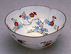 色絵花卉文輪花鉢〈伊万里／〉 文化遺産オンライン