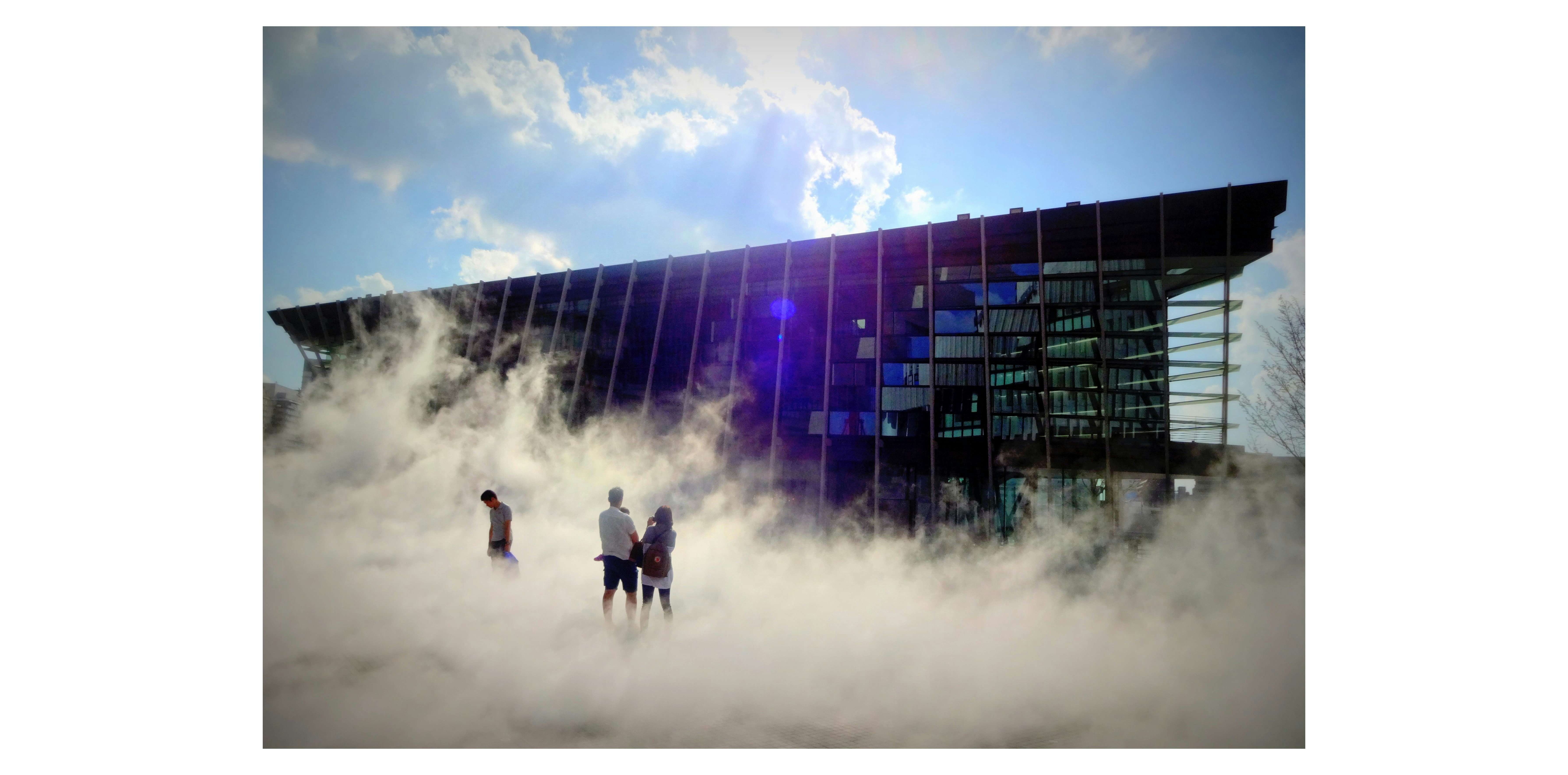 中谷芙二子「霧の彫刻・SEA FOG」（グランフロント大阪）｜美術手帖