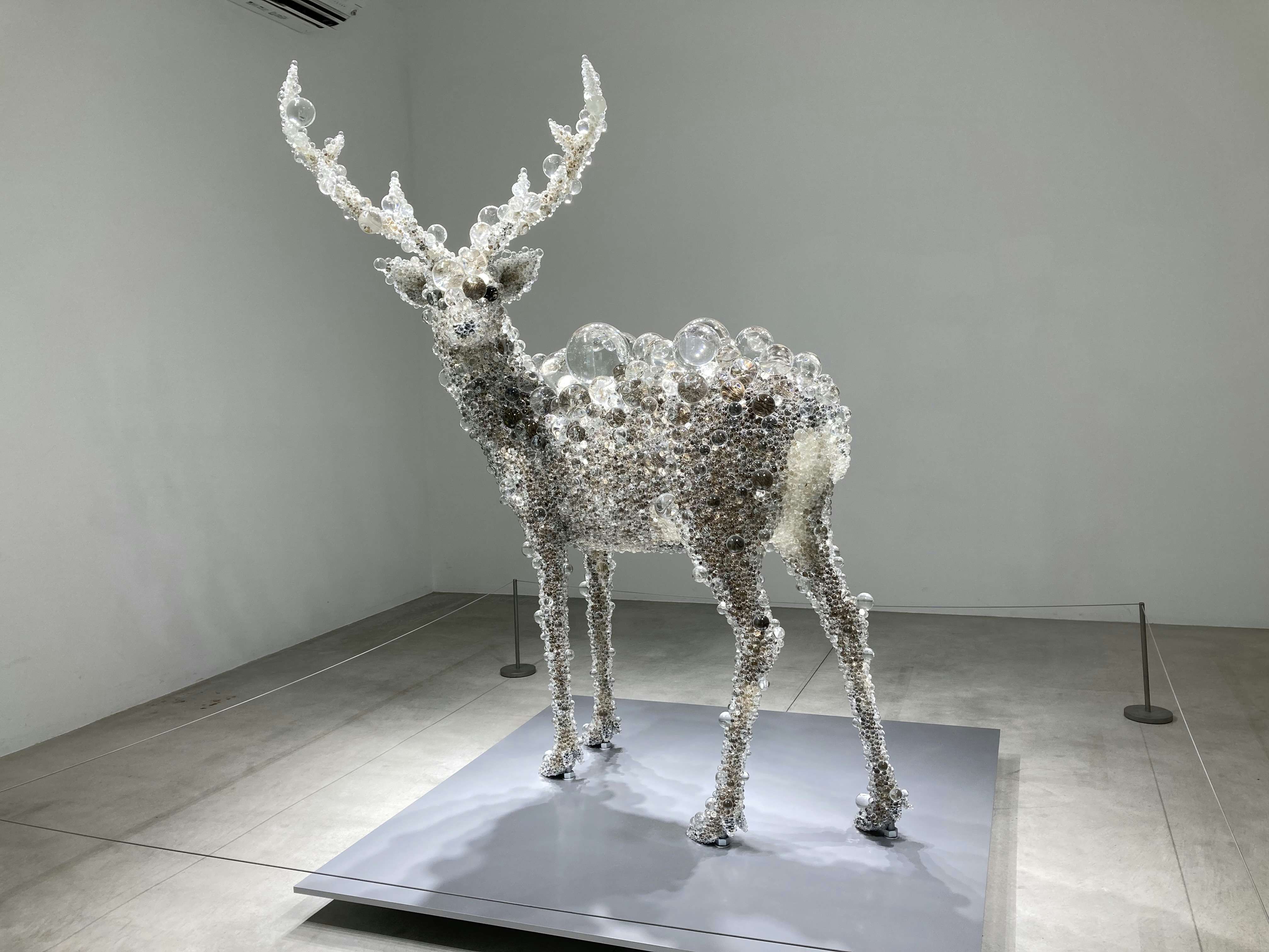 彫刻家・名和晃平が最新作を十和田で公開。初期のドローイングとともに