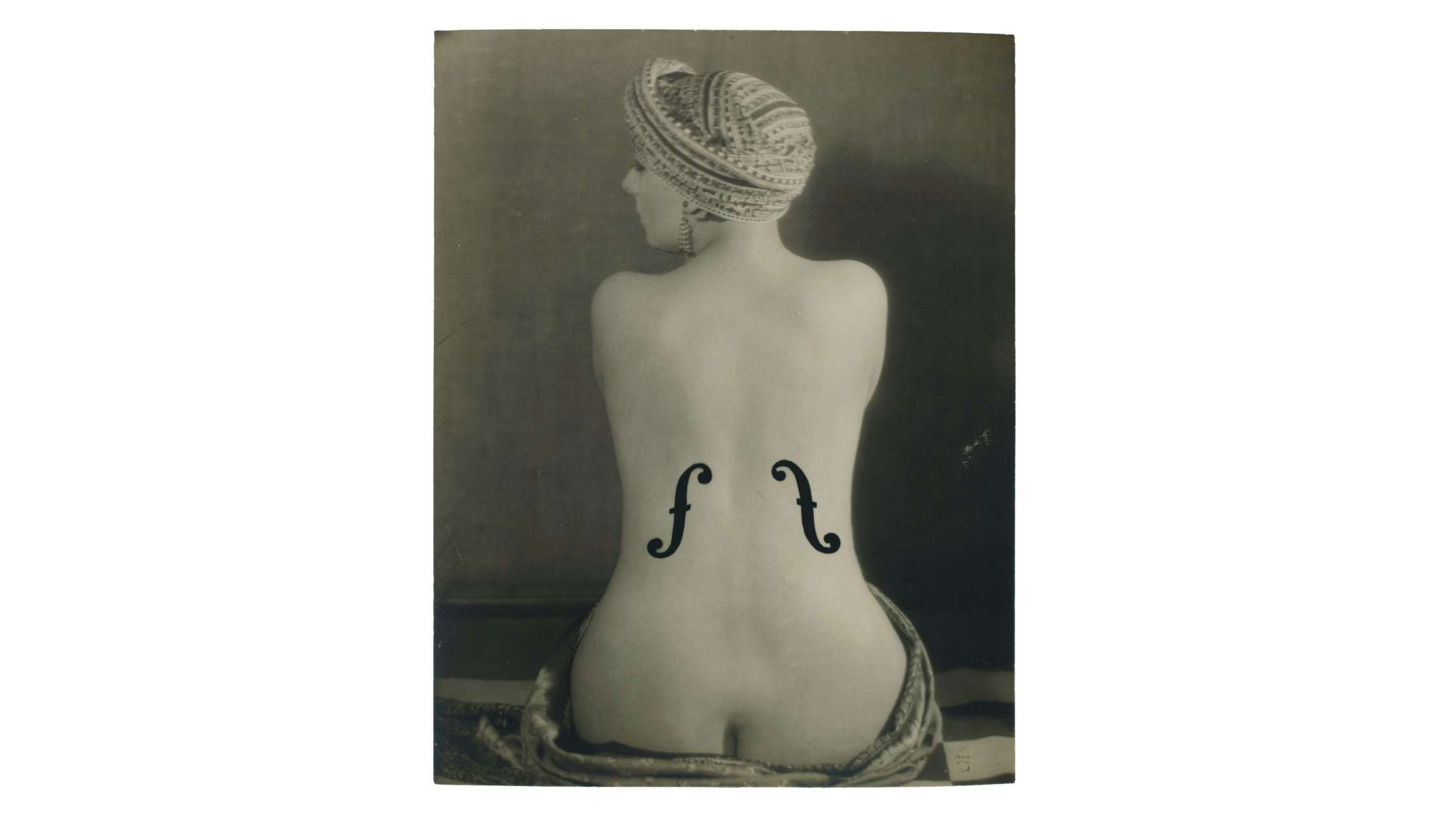 マン・レイの《アングルのバイオリン》が競売に。写真作品として史上