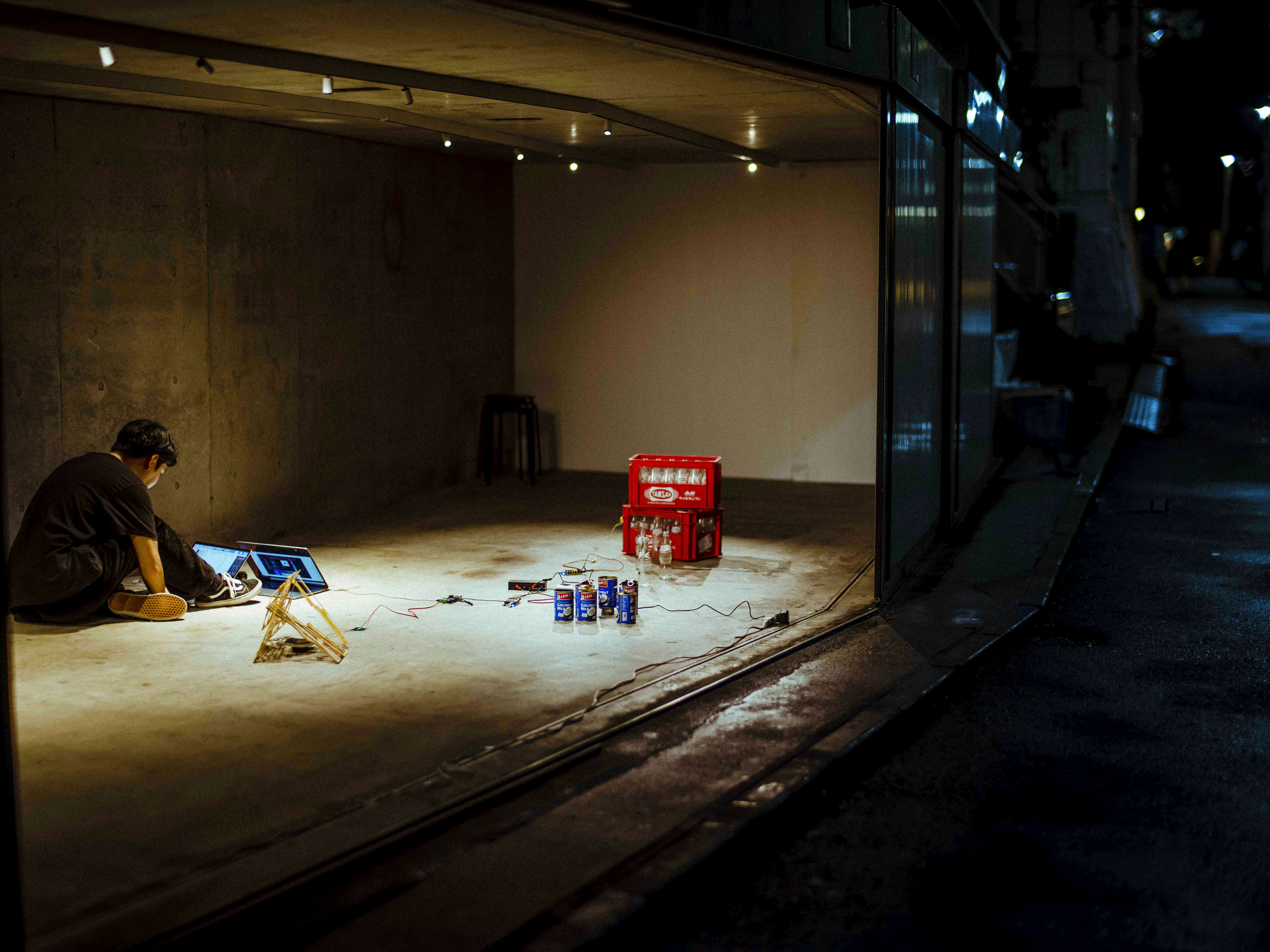 都市の廃材を通して音を奏でる。サウンドアーティスト・田中堅大の個展