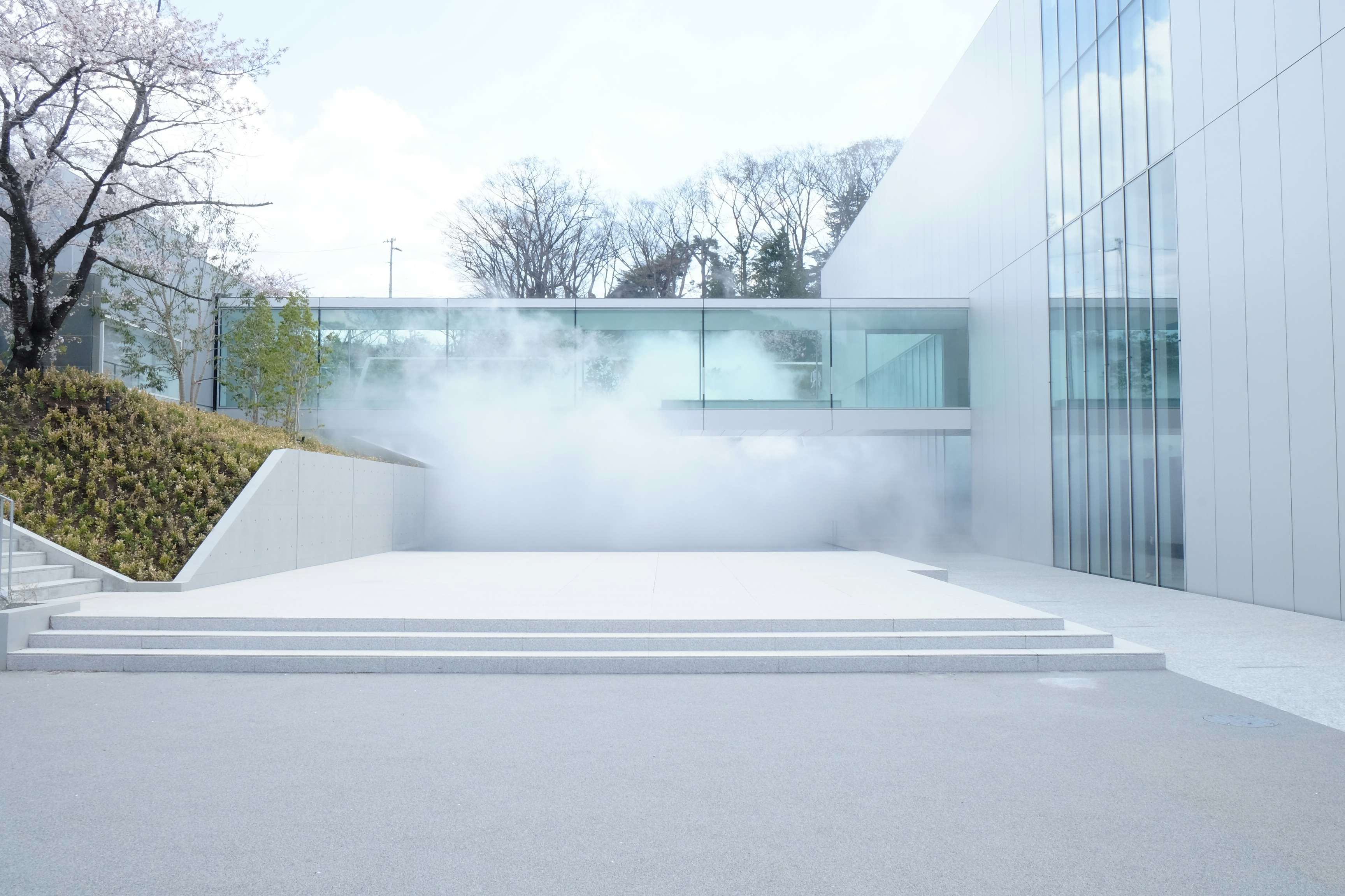 中谷芙二子「霧の彫刻」を常設する長野県立美術館がオープン