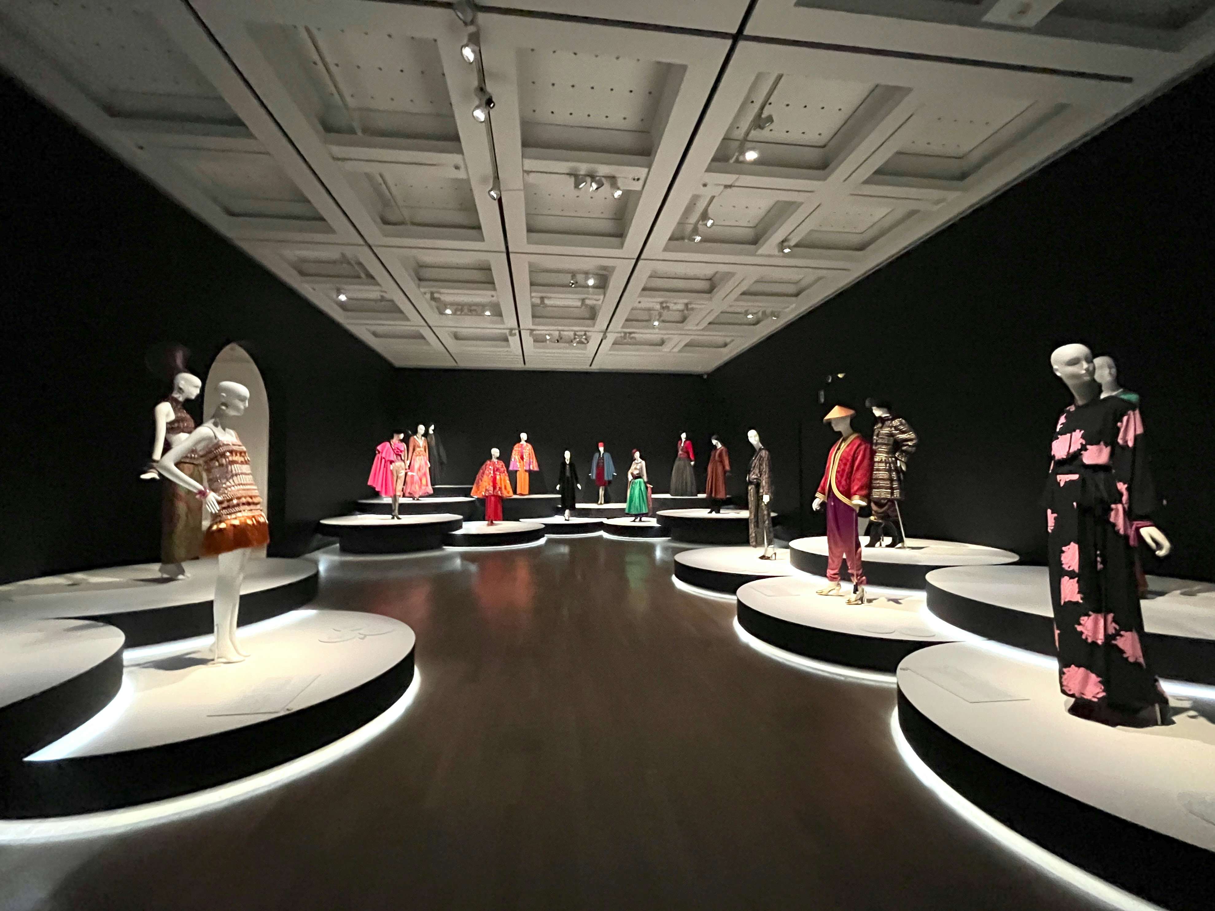 イヴ・サンローランが歩んだ現代ファッションに至る道。国立新美術館で