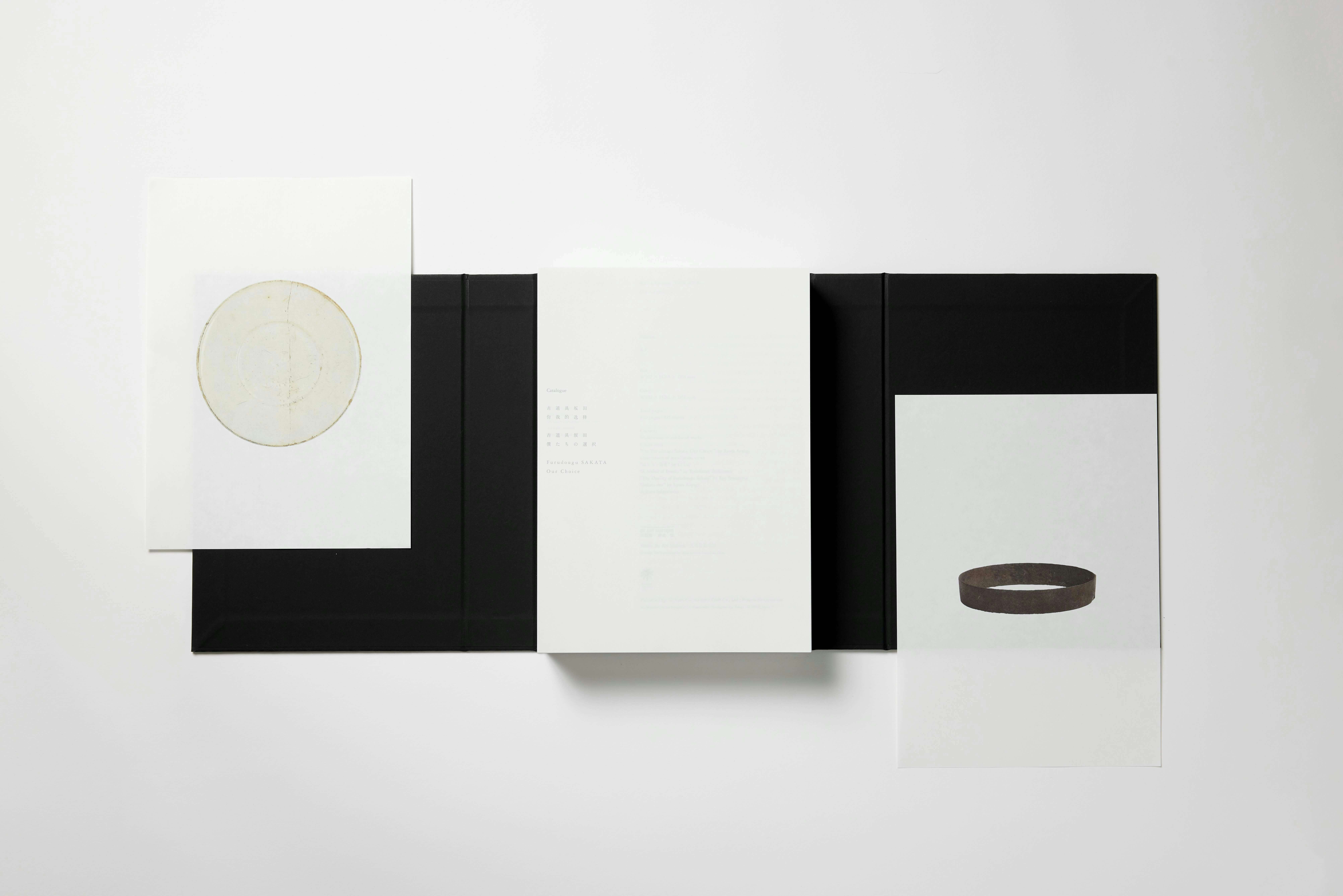 古道具坂田 僕たちの選択」展図録が刊行。415枚の紙片で構成｜美術手帖