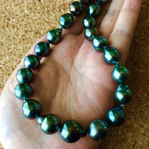 ゴロンゴロンとピーコックグリーンバロック大玉黒蝶真珠のネックレス