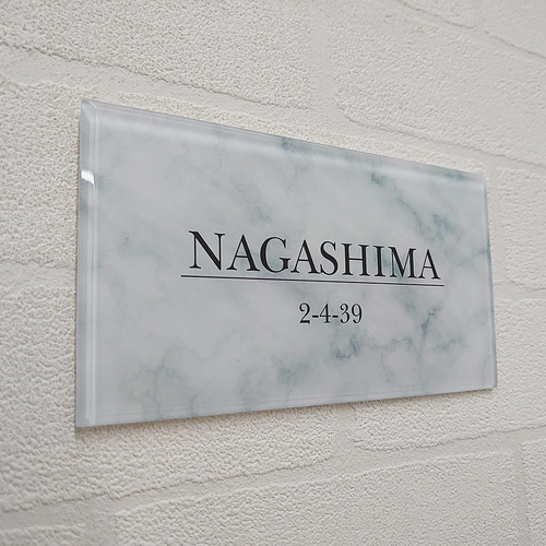 ホワイトマーブル背景のアクリル表札【屋外対応】＊透明4辺45度斜め