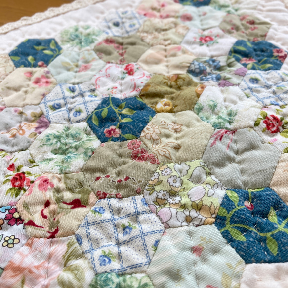 パッチワークキルト ヘキサゴンの菱形キルト タペストリーにもマットに