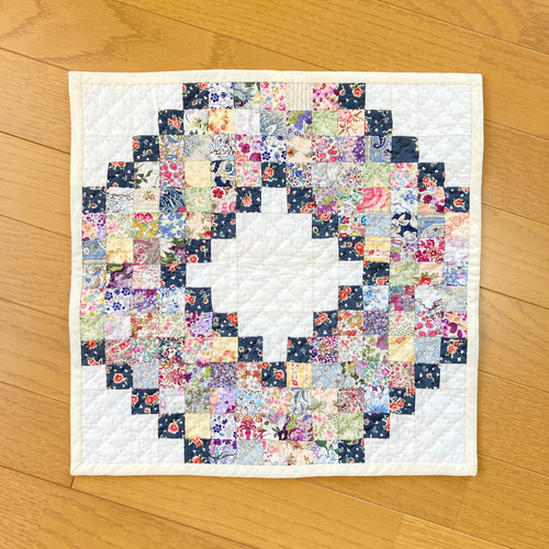 四角つなぎのパッチワークタペストリー パッチワークキルト