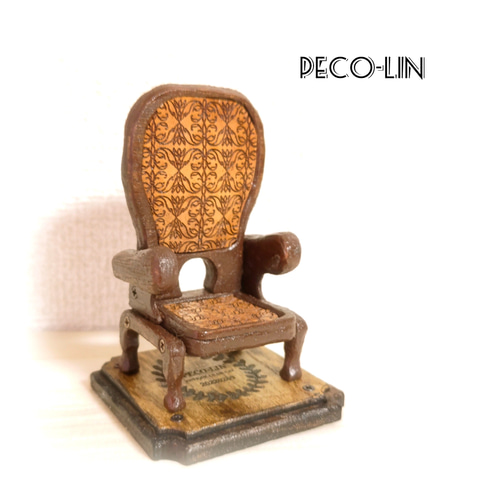 豆の猫アーティストPECO-LIN 木製アンティークチェアとサバトラの子猫