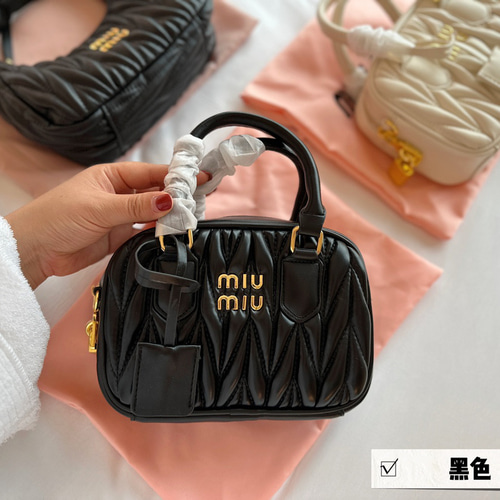 miumiuのハンドバッグ&ショルダーバッグ ショルダーバッグ あゆ 通販