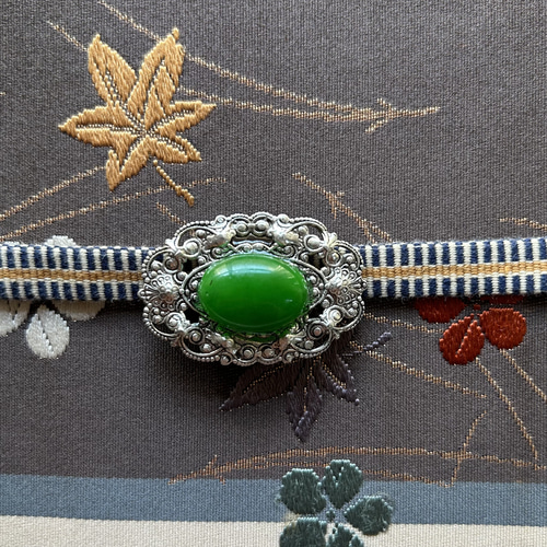 ビンテージ素材のアールヌーブォーな翡翠の帯留め「ルナー・ジェイド