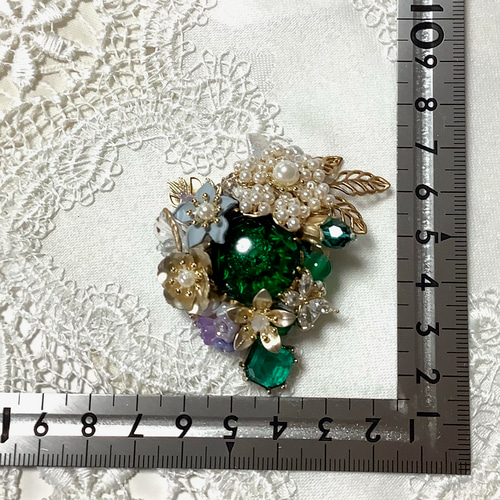 ビーズ刺繡 ジャパンヴィンテージのエメラルドグリーンブローチ