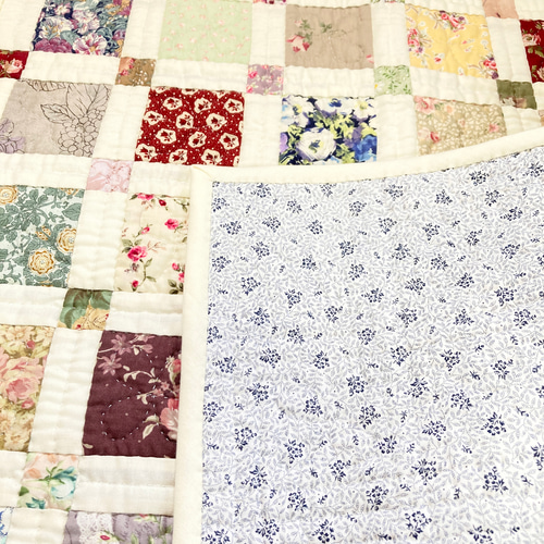 四角つなぎのパッチワークタペストリー パッチワークキルト